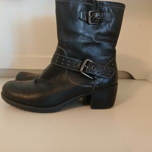 Earth Black Leather Heeled Boots